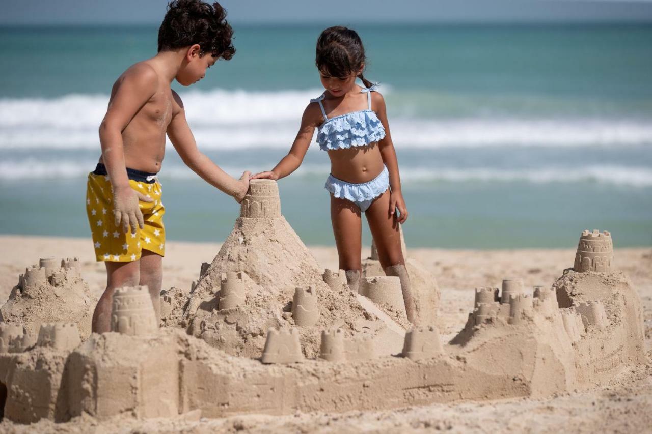 Jumeirah Al Qasr Dubaj Zewnętrze zdjęcie Children playing in the sand
